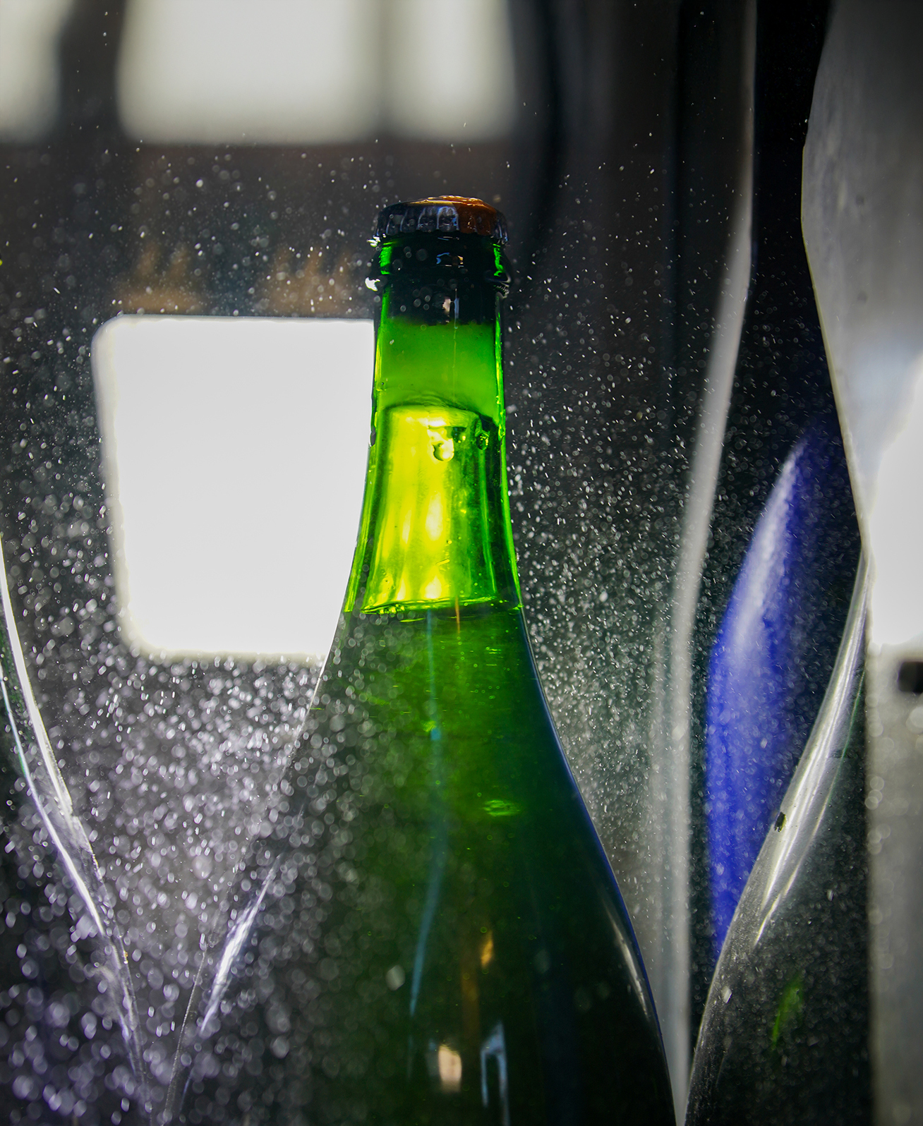 bottiglia di vino spumante in cantina ettore germano, dettaglio del collo con vetro verde e condensa durante l’affinamento